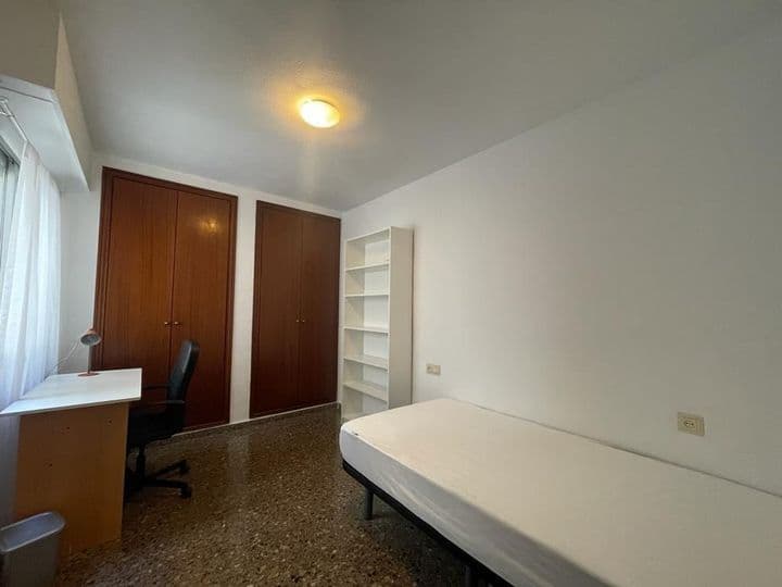 4 bedrooms apartment for rent in Algiros, Spain - Image 8