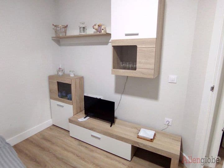 2 bedrooms apartment for rent in Oviedo, Spain - Image 3