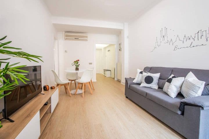 3 bedrooms apartment for rent in Sagrada Familia, Spain - Image 2