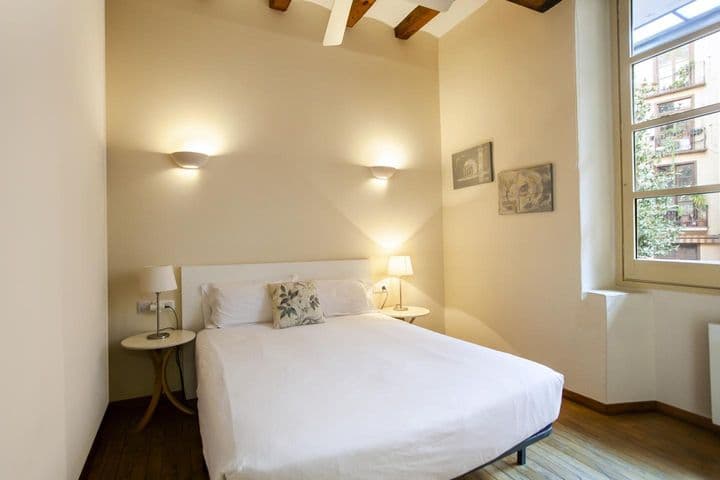 2 bedrooms apartment for rent in Ciutat Vella, Spain - Image 10