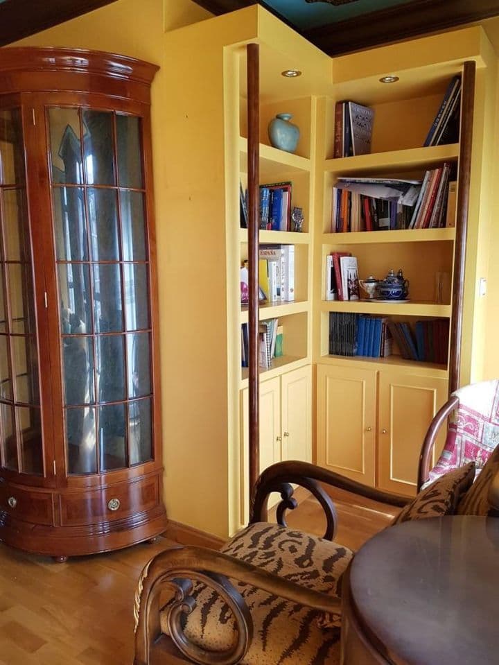 4 bedrooms apartment for rent in Oviedo, Spain - Image 9