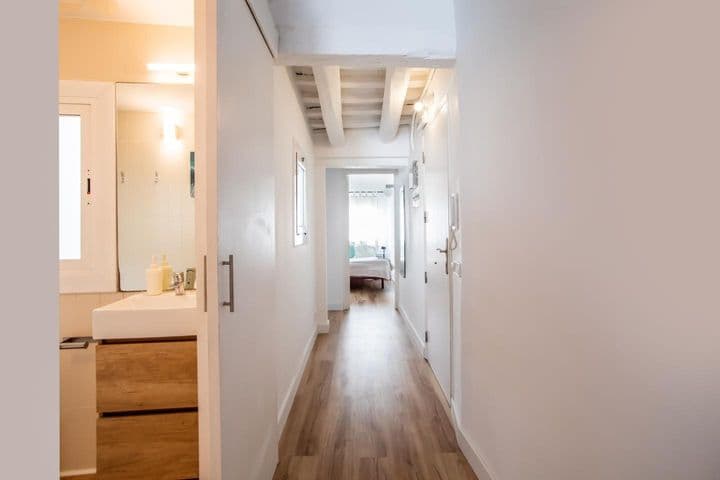 2 bedrooms apartment for rent in Ciutat Vella, Spain - Image 8