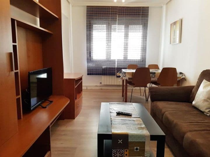 2 bedrooms apartment for rent in Oviedo, Spain - Image 3