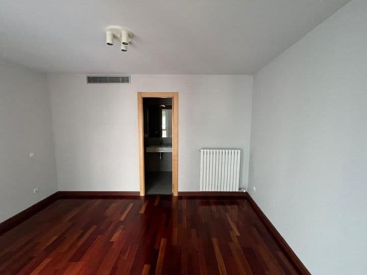 1 bedroom apartment for rent in Zaragoza, Spain - Image 9