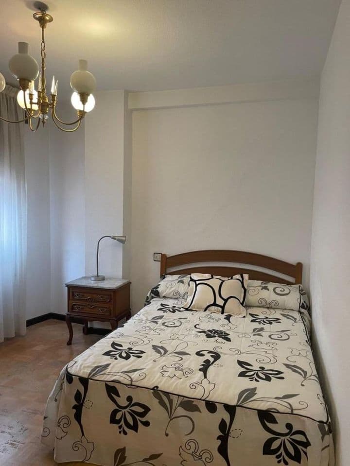 3 bedrooms apartment for rent in Oviedo, Spain - Image 9