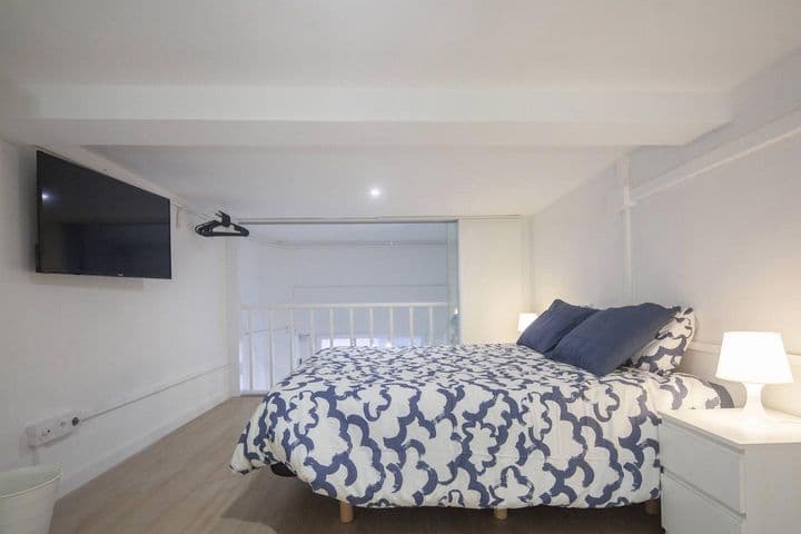 3 bedrooms apartment for rent in Sants-Montjuic, Spain - Image 12