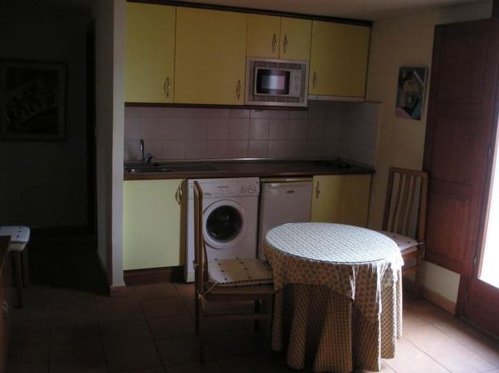 1 bedroom apartment for rent in Zaragoza, Spain - Image 10