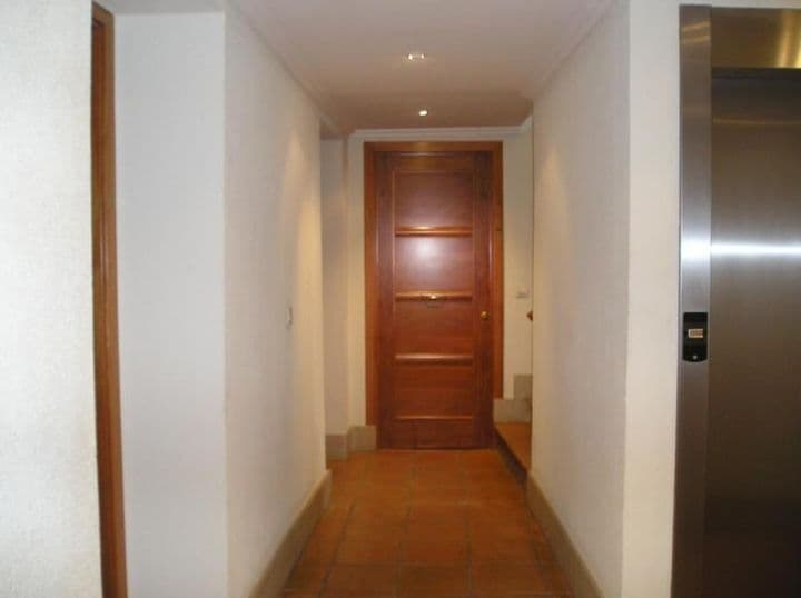 1 bedroom apartment for rent in Zaragoza, Spain - Image 9