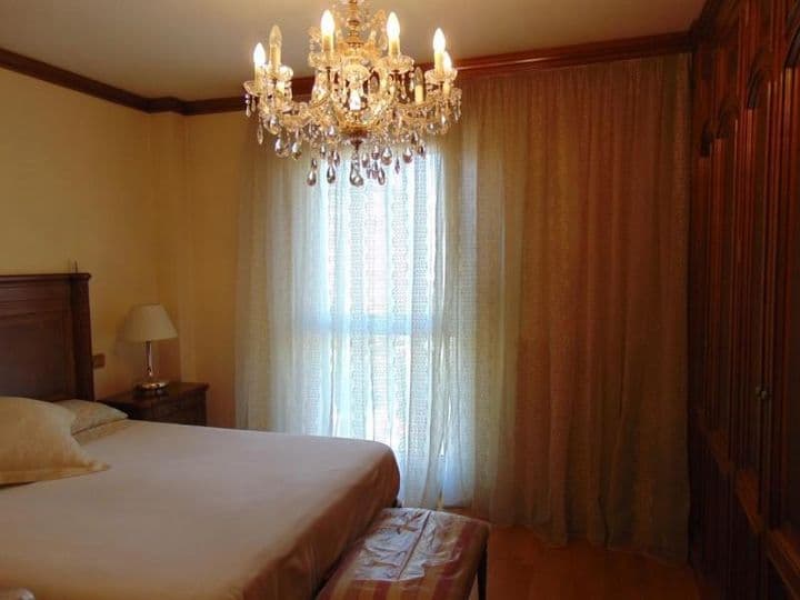 3 bedrooms apartment for rent in Zaragoza, Spain - Image 12