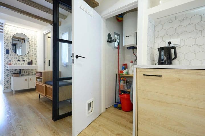 1 bedroom apartment for rent in Ciutat Vella, Spain - Image 11