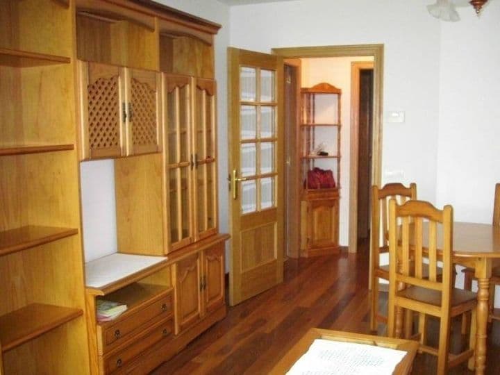 2 bedrooms apartment for rent in Santiago de Compostela, Spain - Image 2