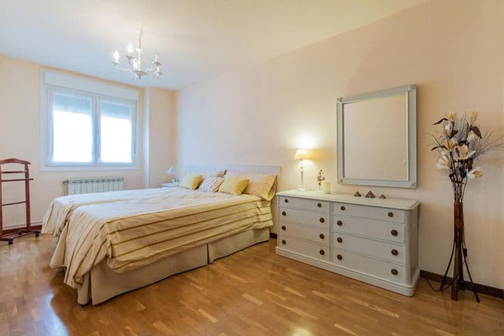 3 bedrooms apartment for rent in Pamplona, Spain - Image 9