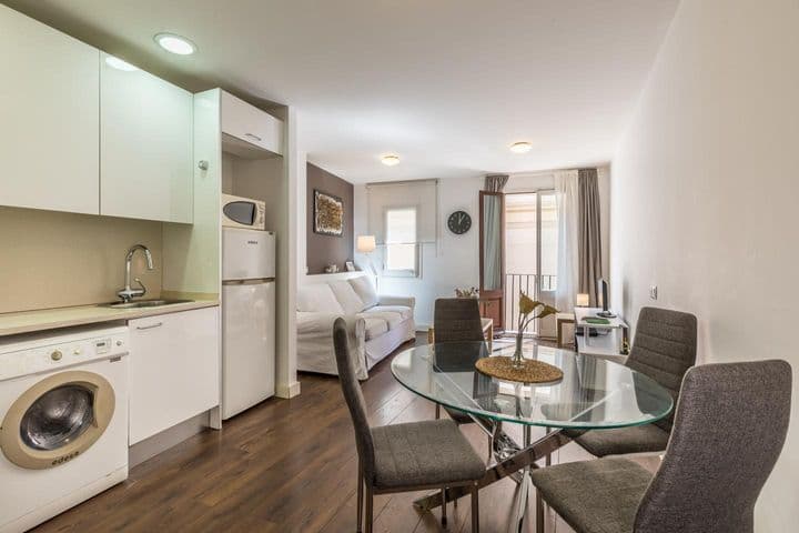 1 bedroom apartment for rent in Ciutat Vella, Spain - Image 9