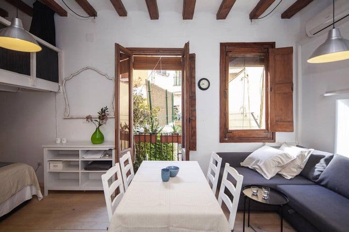 2 bedrooms apartment for rent in Ciutat Vella, Spain - Image 2