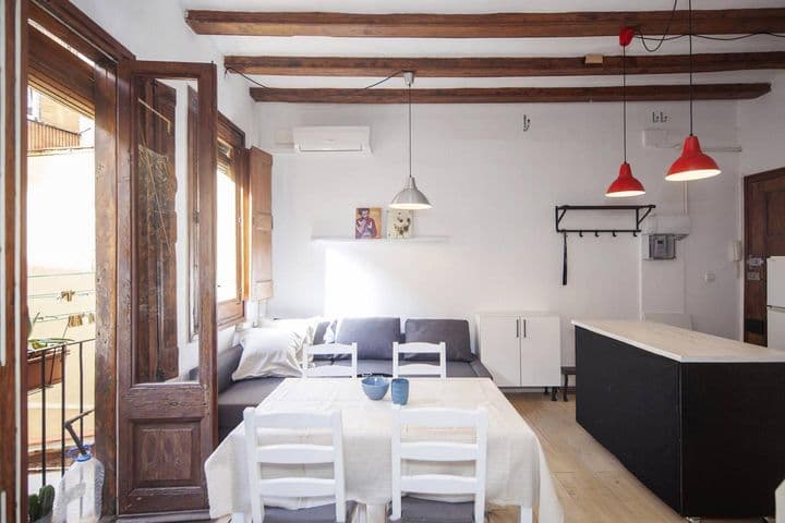 2 bedrooms apartment for rent in Ciutat Vella, Spain - Image 3