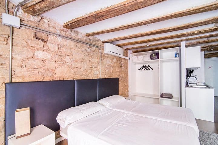 1 bedroom apartment for rent in Ciutat Vella, Spain - Image 3