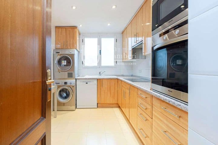3 bedrooms apartment for rent in Chamberi, Spain - Image 3