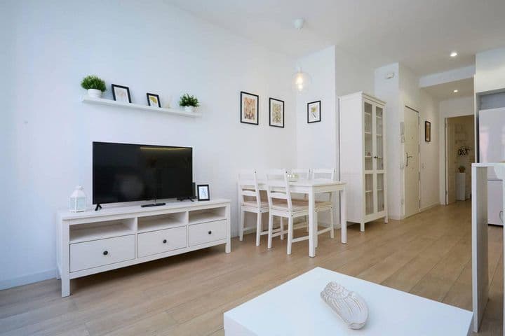 1 bedroom apartment for rent in Sants-Montjuic, Spain - Image 2