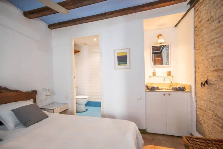 1 bedroom apartment for rent in Ciutat Vella, Spain - Image 11