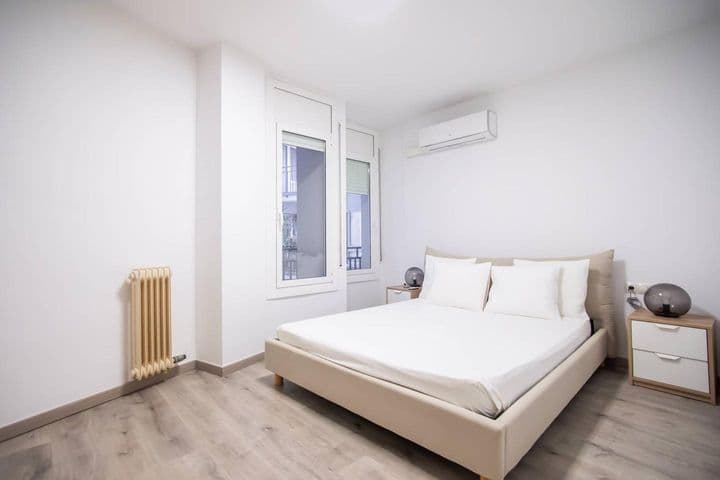 2 bedrooms apartment for rent in Sants-Montjuic, Spain - Image 9