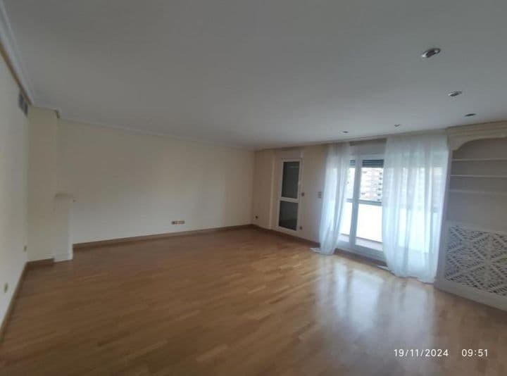 3 bedrooms apartment for rent in Zaragoza, Spain - Image 5