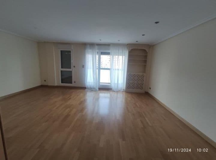 3 bedrooms apartment for rent in Zaragoza, Spain - Image 4