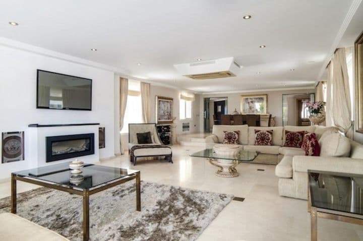 8 bedrooms house for rent in Marbella, Spain - Image 11