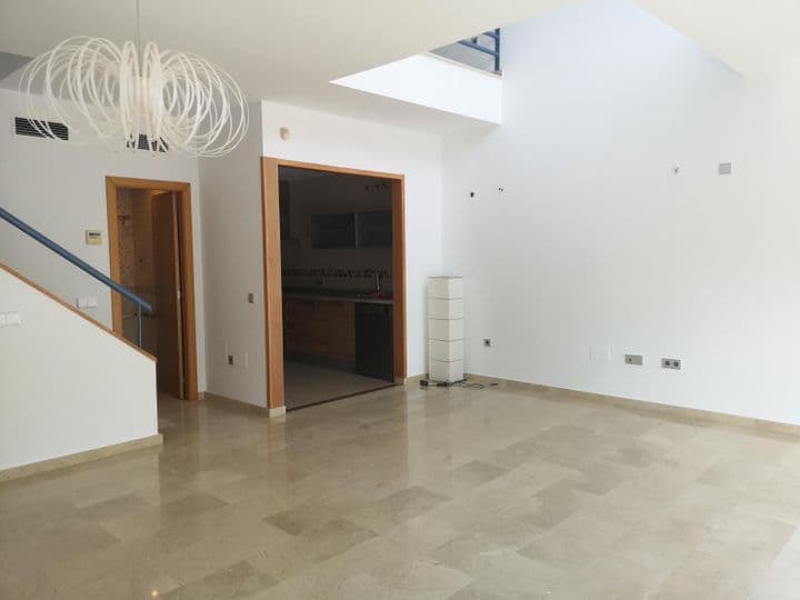 1 bedroom house for rent in Malaga-Este, Spain - Image 2