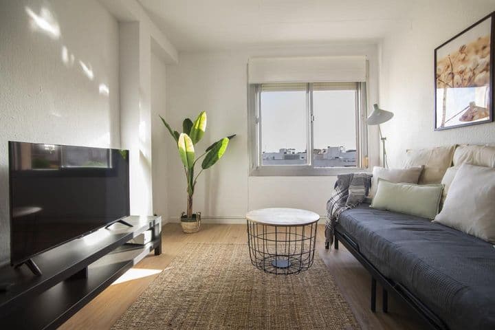 1 bedroom apartment for rent in Sants-Montjuic, Spain - Image 2