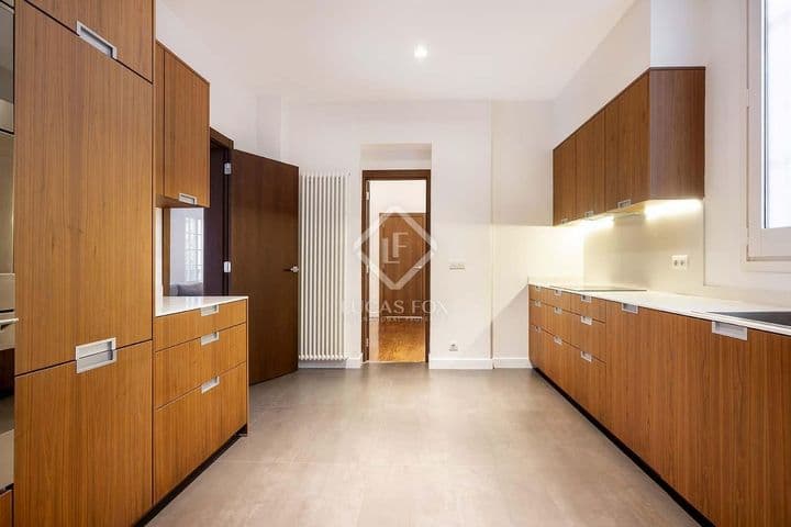 4 bedrooms apartment for rent in Barcelona, Spain - Image 9