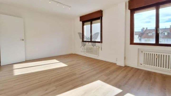 2 bedrooms apartment for rent in Oviedo, Spain - Image 10