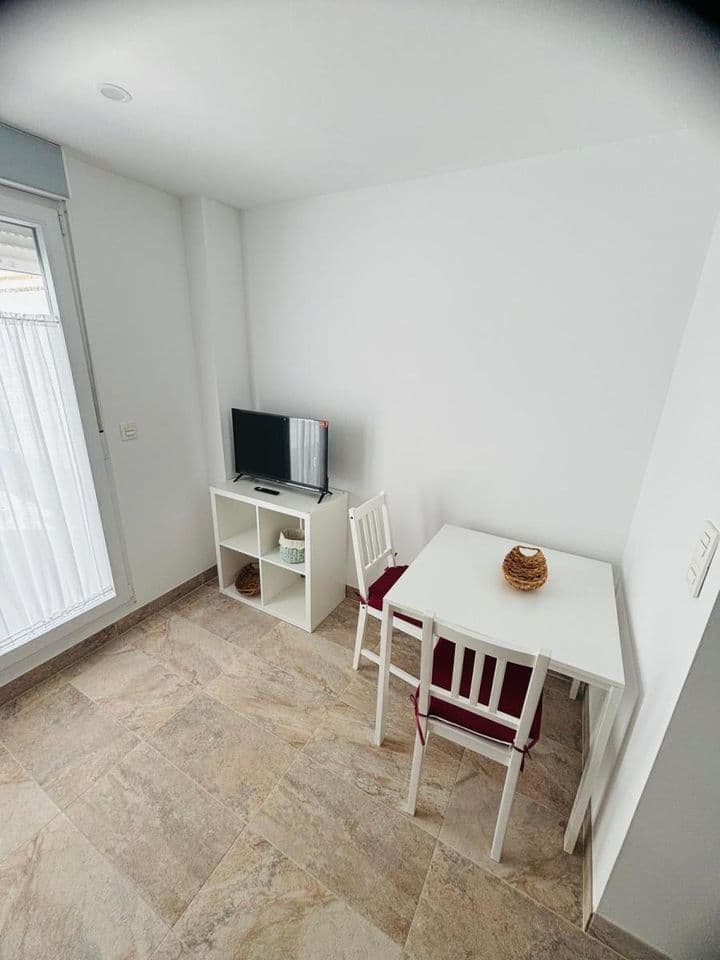 2 bedrooms apartment for rent in Beiro, Spain - Image 5