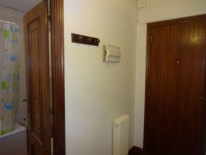 1 bedroom apartment for rent in Santiago de Compostela, Spain - Image 7