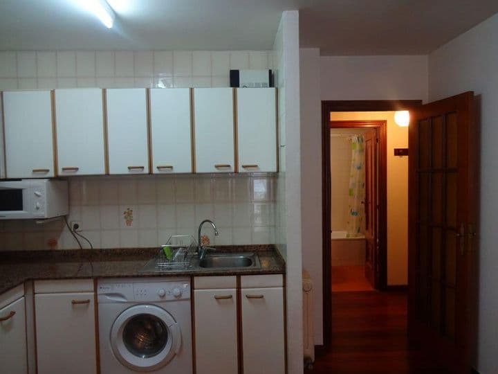 1 bedroom apartment for rent in Santiago de Compostela, Spain - Image 3