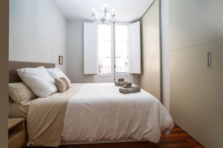 1 bedroom apartment for rent in Ciutat Vella, Spain - Image 12