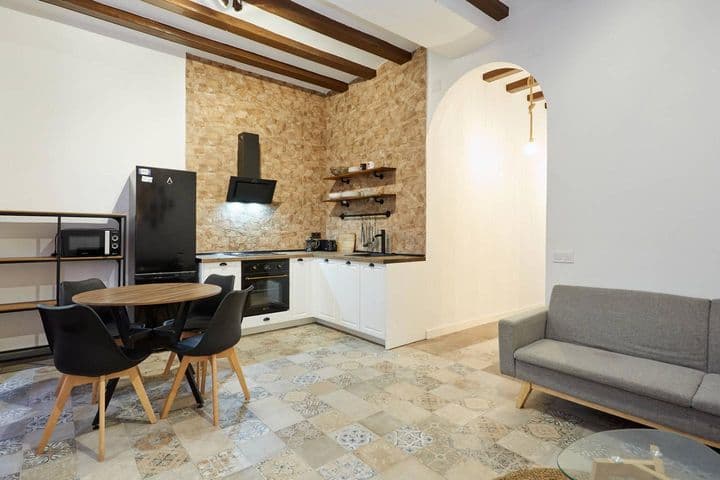 2 bedrooms apartment for rent in Ciutat Vella, Spain - Image 3