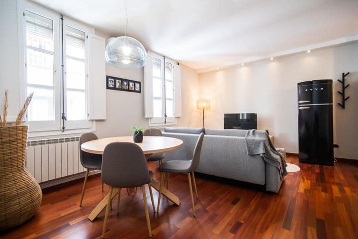 1 bedroom apartment for rent in Ciutat Vella, Spain - Image 8