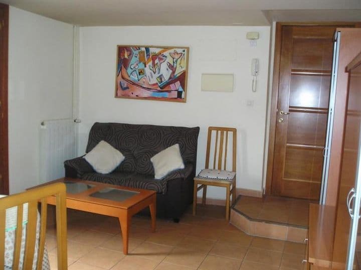 1 bedroom apartment for rent in Zaragoza, Spain - Image 4