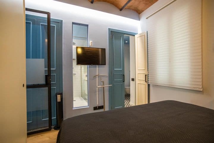 1 bedroom apartment for rent in Ciutat Vella, Spain - Image 8