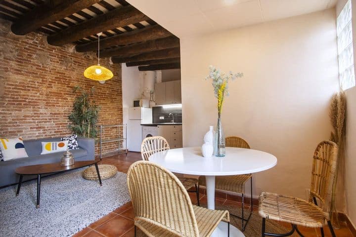 2 bedrooms apartment for rent in Ciutat Vella, Spain - Image 3