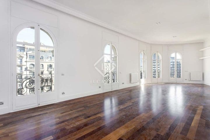 4 bedrooms apartment for rent in Barcelona, Spain - Image 3