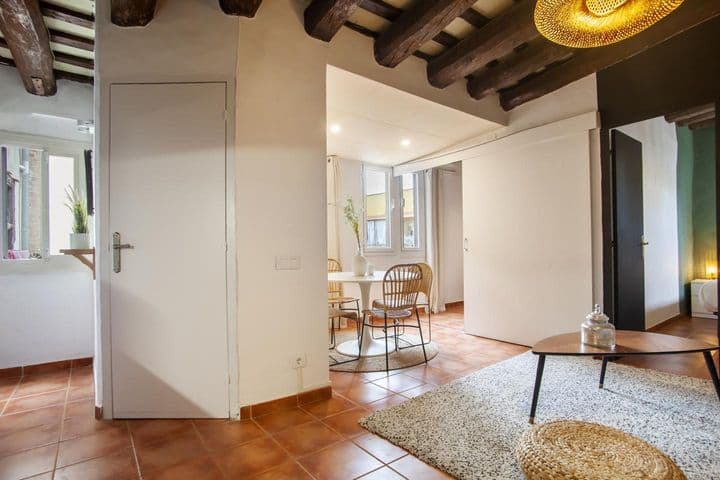 2 bedrooms apartment for rent in Ciutat Vella, Spain - Image 5