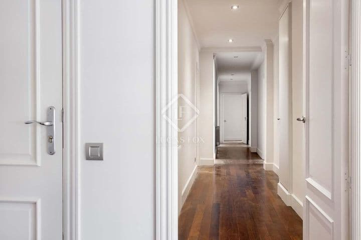 4 bedrooms apartment for rent in Barcelona, Spain - Image 10