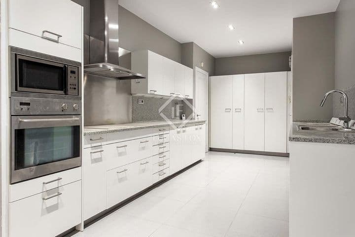 4 bedrooms apartment for rent in Barcelona, Spain - Image 12