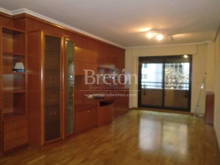 3 bedrooms apartment for rent in Universidad, Spain - Image 2