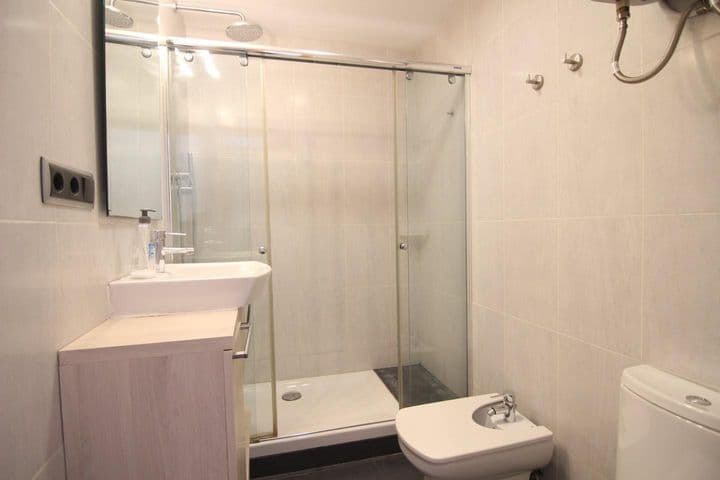 2 bedrooms apartment for rent in Sants-Montjuic, Spain - Image 8