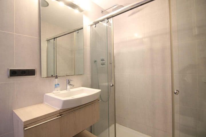 2 bedrooms apartment for rent in Sants-Montjuic, Spain - Image 9