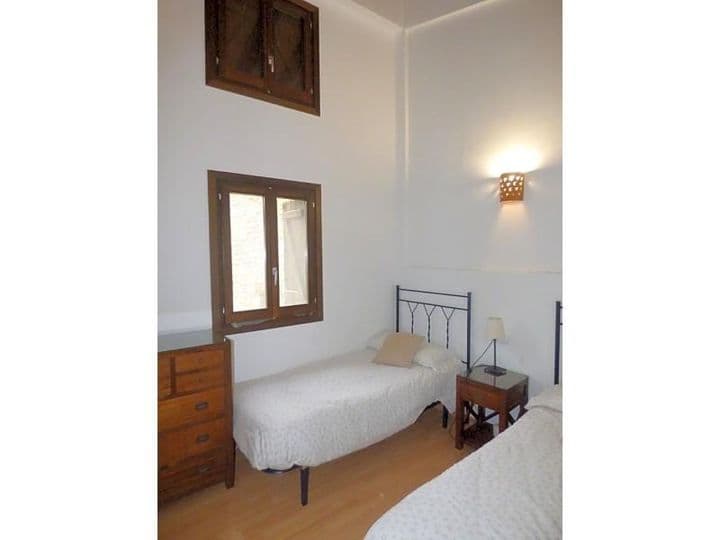 2 bedrooms apartment for rent in Huesca, Spain - Image 12