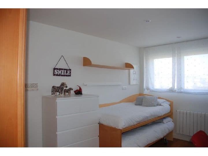 2 bedrooms apartment for rent in Santander, Spain - Image 9