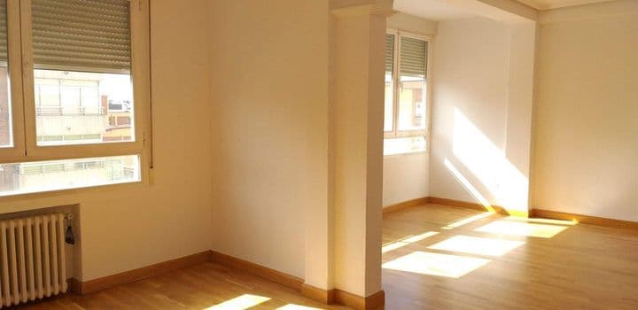 3 bedrooms apartment for rent in Valladolid, Spain - Image 2